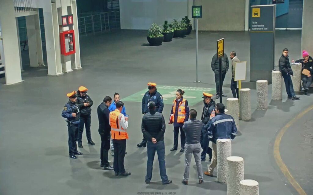 Taxista del AICM roba 400 dólares a turista peruano... y lo cachan