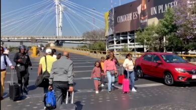 Taxistas bloquearon acceso a T1 del AICM
