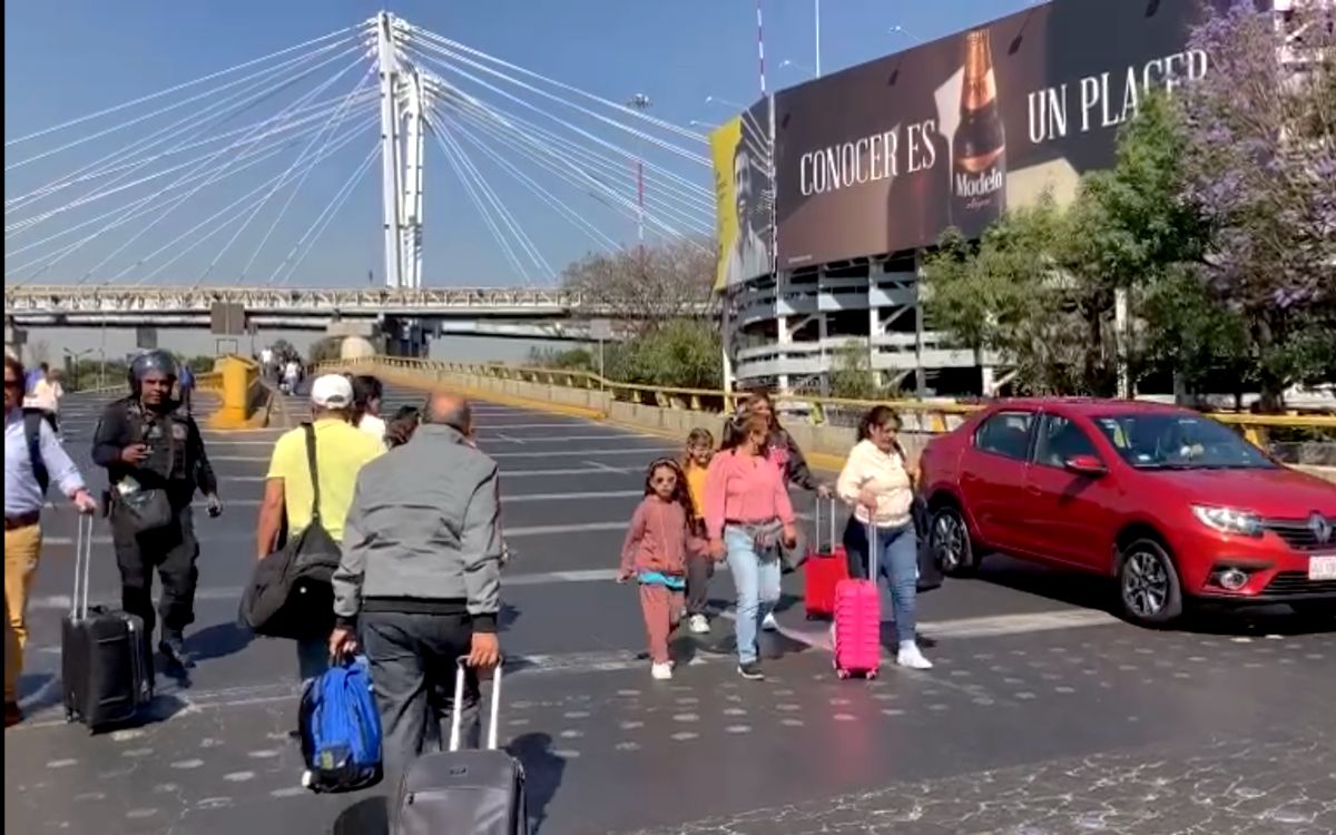 Taxistas bloquearon acceso a T1 del AICM