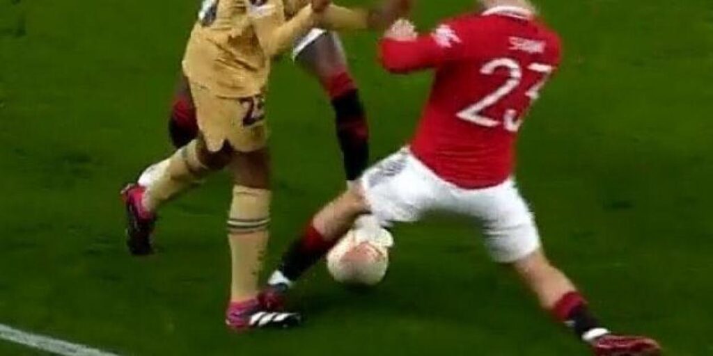 Terrible pisotón de Shaw a Koundé sin sanción