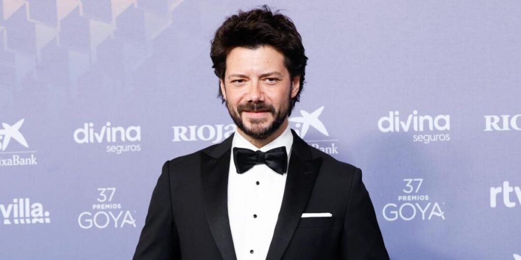 Todos los detalles del elegante look que Álvaro Morte eligió para los Goya