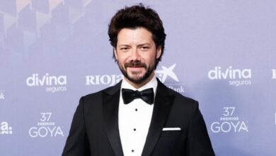Todos los detalles del elegante look que Álvaro Morte eligió para los Goya