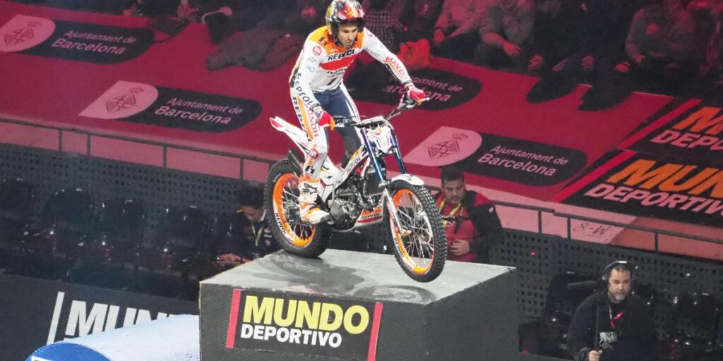 Toni Bou remonta a lo campeón y gana en Barcelona
