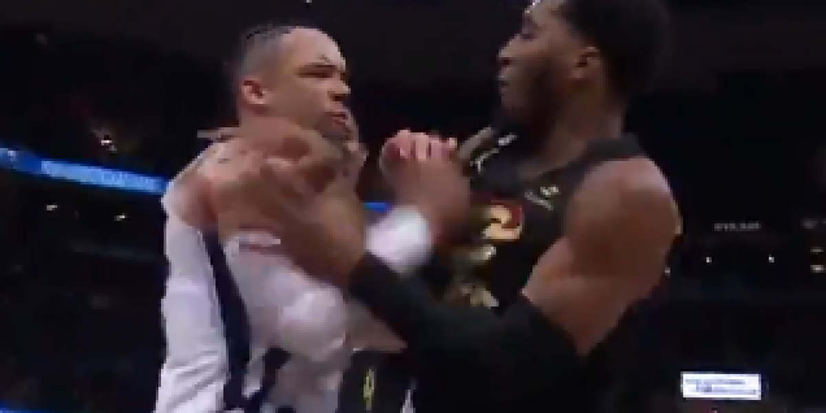 Tremenda pelea en la NBA: Brooks agarra a Mitchell...¡de los testículos!