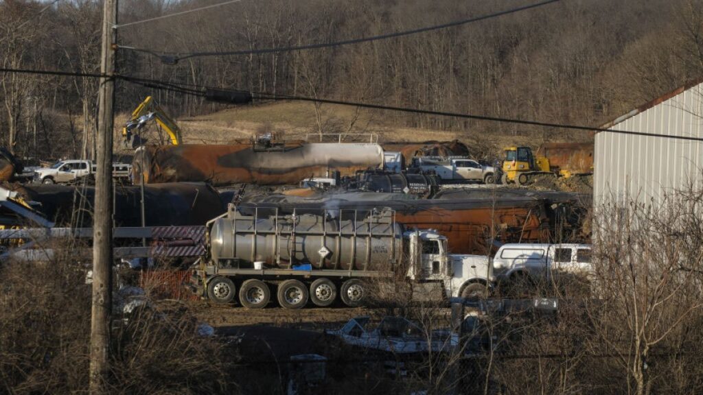 Trump visitará el lugar del descarrilamiento del tren que generó la liberación de sustancias químicas en Ohio