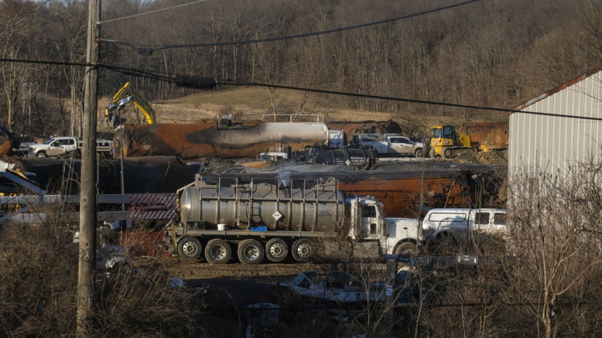 Trump visitará el lugar del descarrilamiento del tren que generó la liberación de sustancias químicas en Ohio