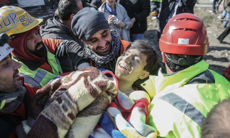 Turquía: Con sonrisa, rescatan a joven tras 56 horas bajo escombros