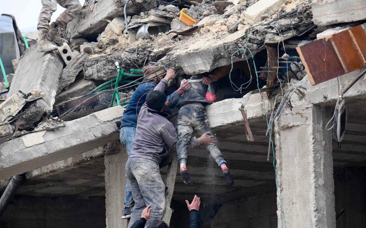 Turquía: ‘Hay una voz de 3 hermanas’ bajo los escombros