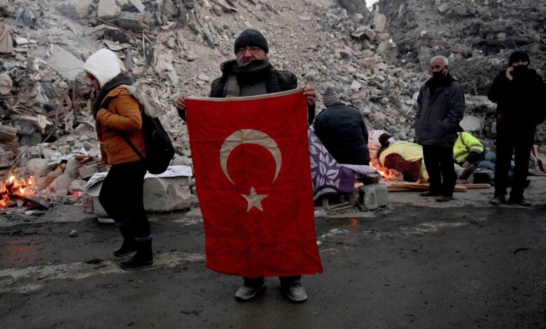 Turquía arresta a constructores por los edificios que se derrumbaron en los mortales terremotos