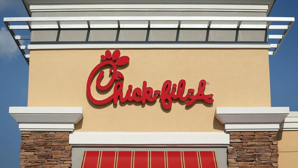 Un Chick-fil-A veta a menores de 16 años sin adultos