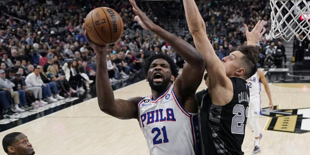 Un Embiid imperial lidera la victoria de los Sixers ante los Spurs