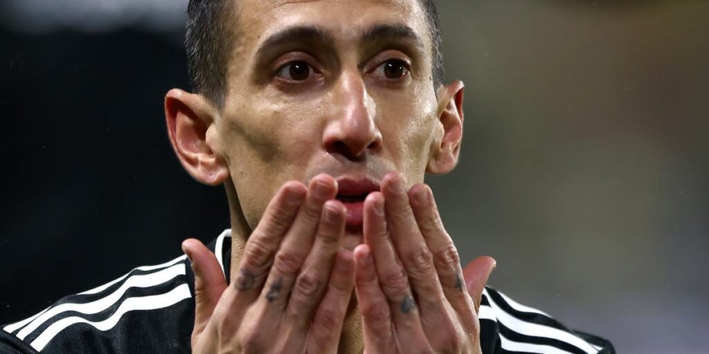 Un espectacular 'hat trick' de Di María pone a la Juve en octavos