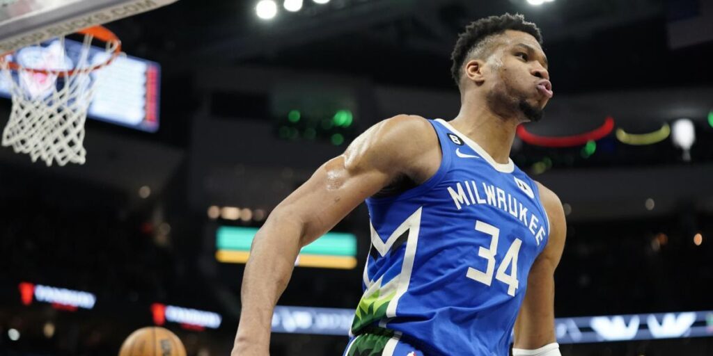Un estratosférico triple doble de Antetokounmpo sella la victoria de los Bucks