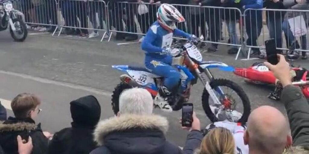 Un piloto atropella a un rival caído causando la indignación entre la afición motera