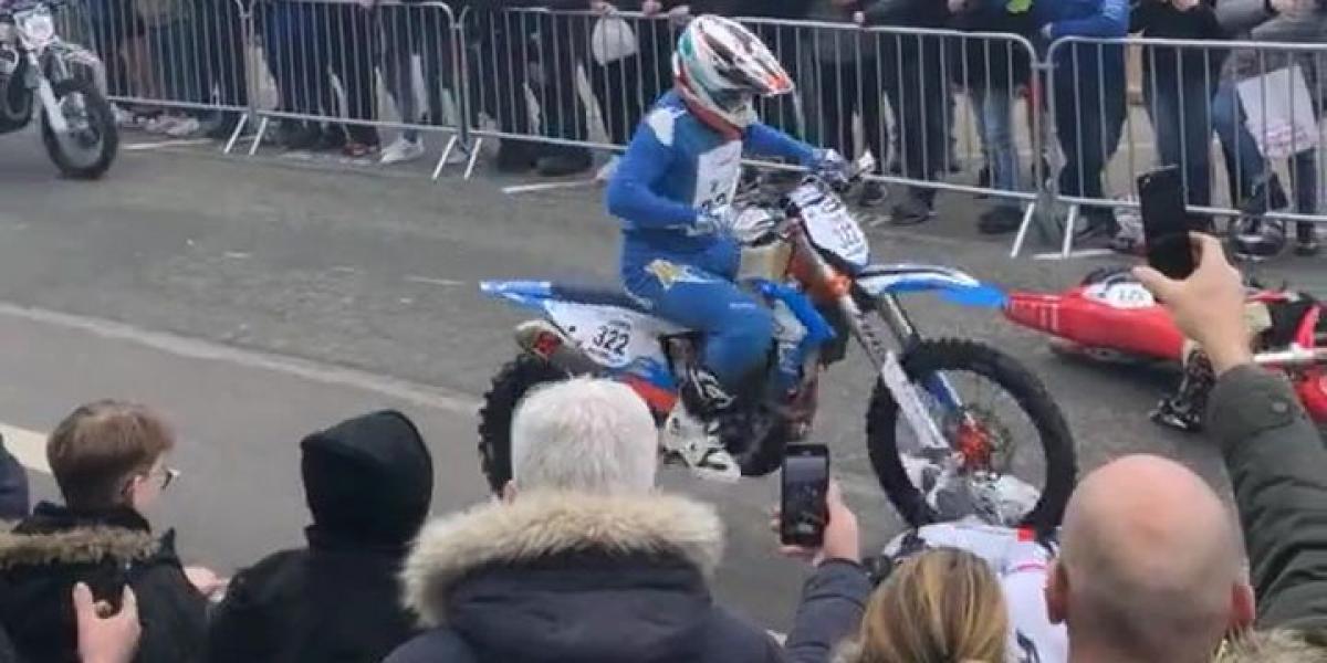 Un piloto atropella a un rival caído causando la indignación entre la afición motera