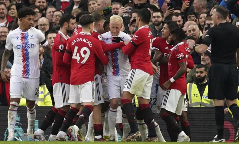 United y Palace, sancionados