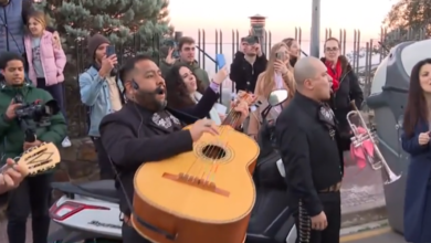 Unos mariachis sorprenden a Shakira a las puertas de su casa: "Canta y no llores..."