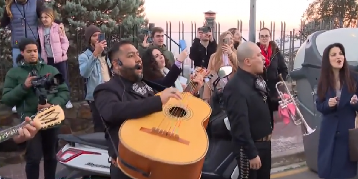 Unos mariachis sorprenden a Shakira a las puertas de su casa: "Canta y no llores..."