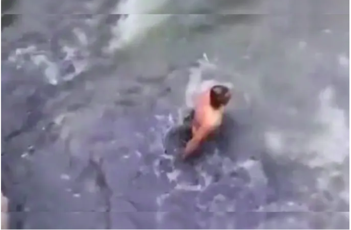 VIDEO: Golpean, desnudan y avientan a un ladrón a canal de aguas negras