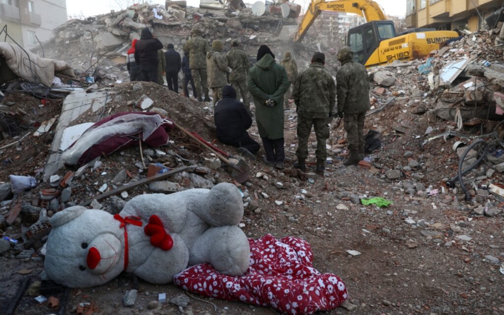 Van más de 12 mil muertos por los sismos en Turquía y Siria