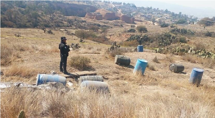 Vuelca camioneta con combustible robado, chófer se dio a la fuga