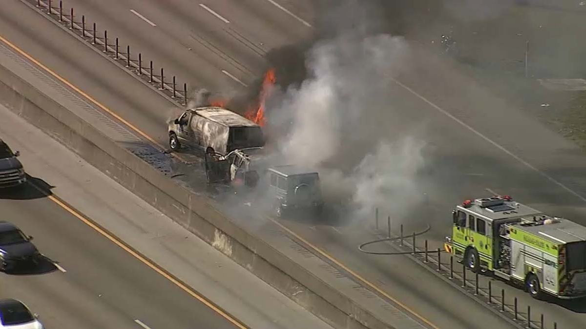 accidente en autopista Palmetto deja 1 herido, 3 autos en llamas