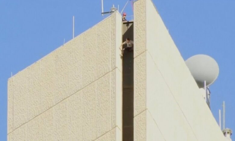 activista antiaborto escala edificio en el centro de Phoenix