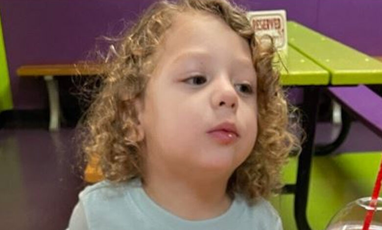 buscan a niño que escapó cuando su papá dormía