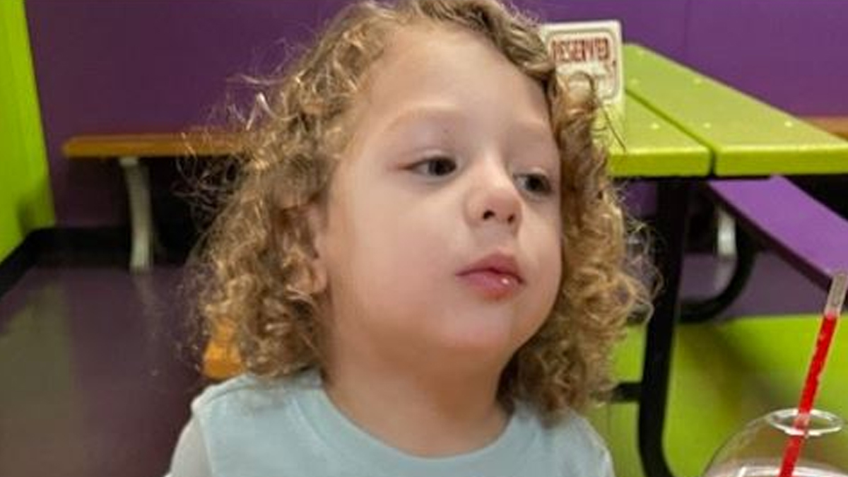 buscan a niño que escapó cuando su papá dormía