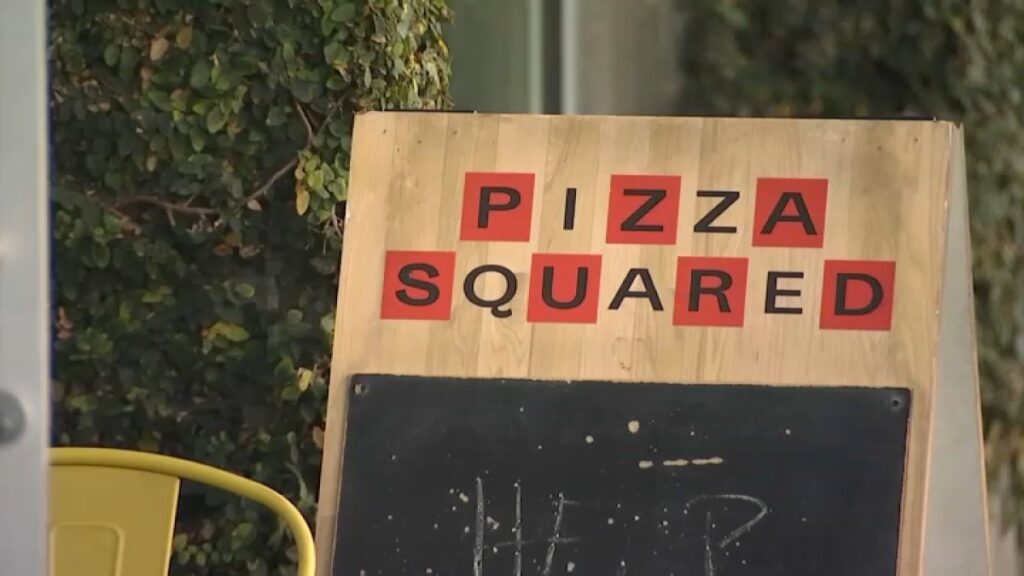 empleado despedido de Pizza Squared por desalojar a oficiales de policía