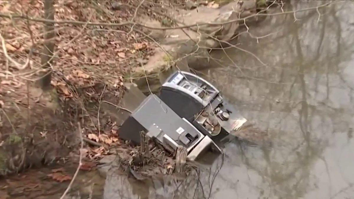 hallan 18 cajeros automáticos en un arroyo