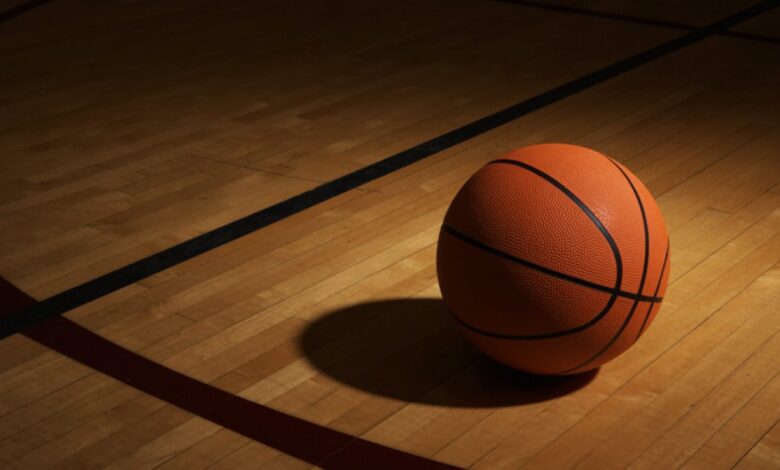 hombre muere tras pelea en juego de basquetbol de escuela