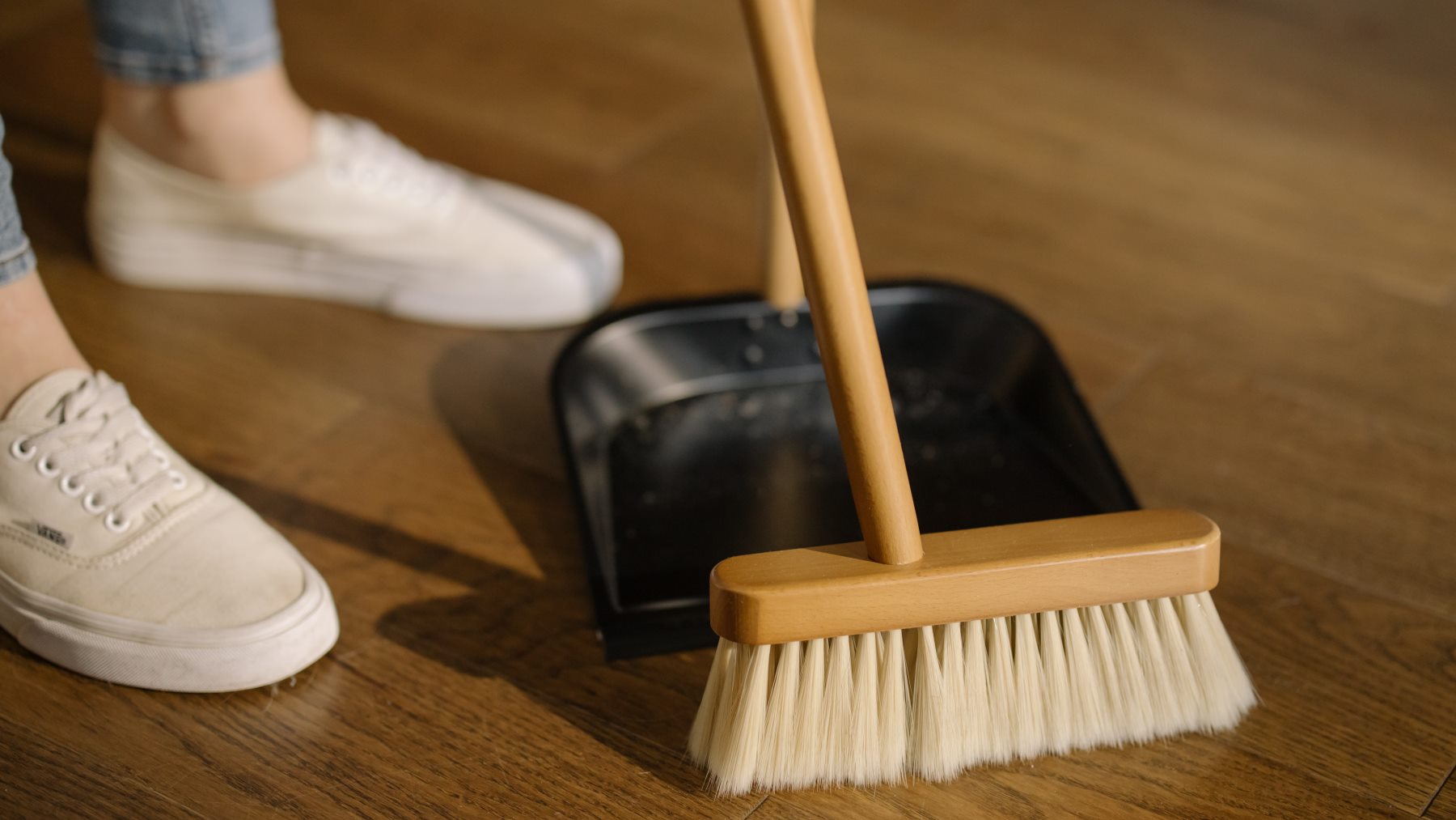 la razón por la que tienes que poner sal en la escoba