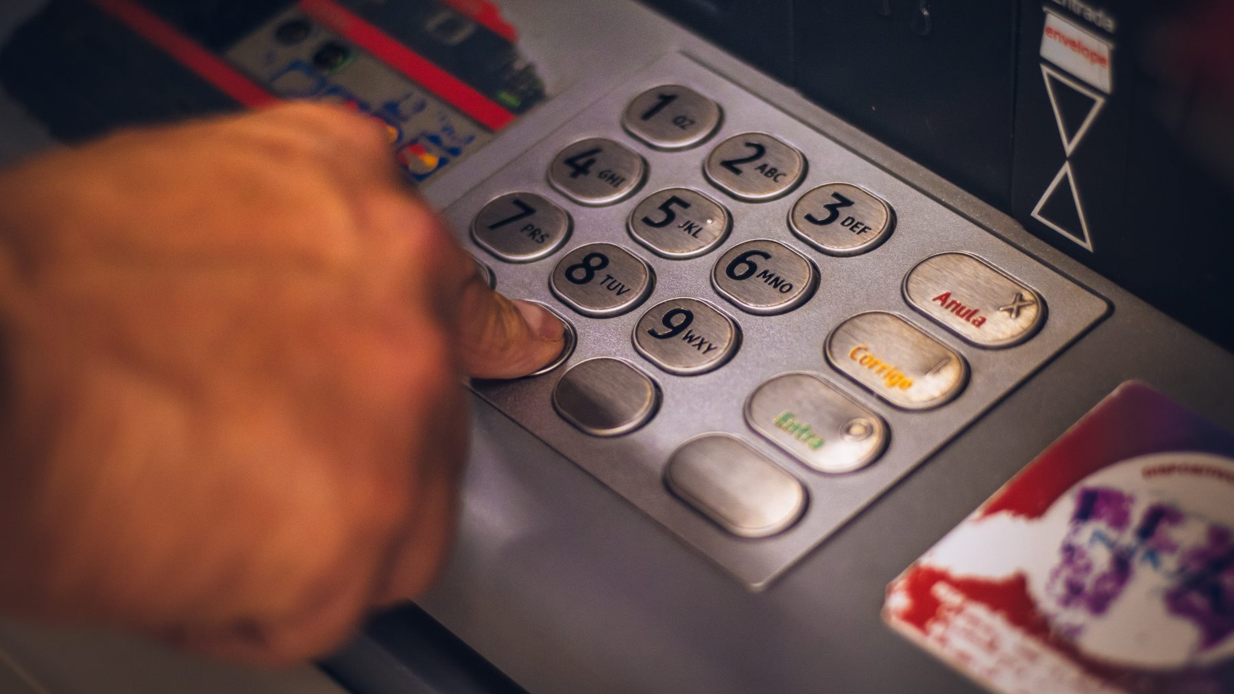 lo que debes evitar si te encuentras dinero en un cajero