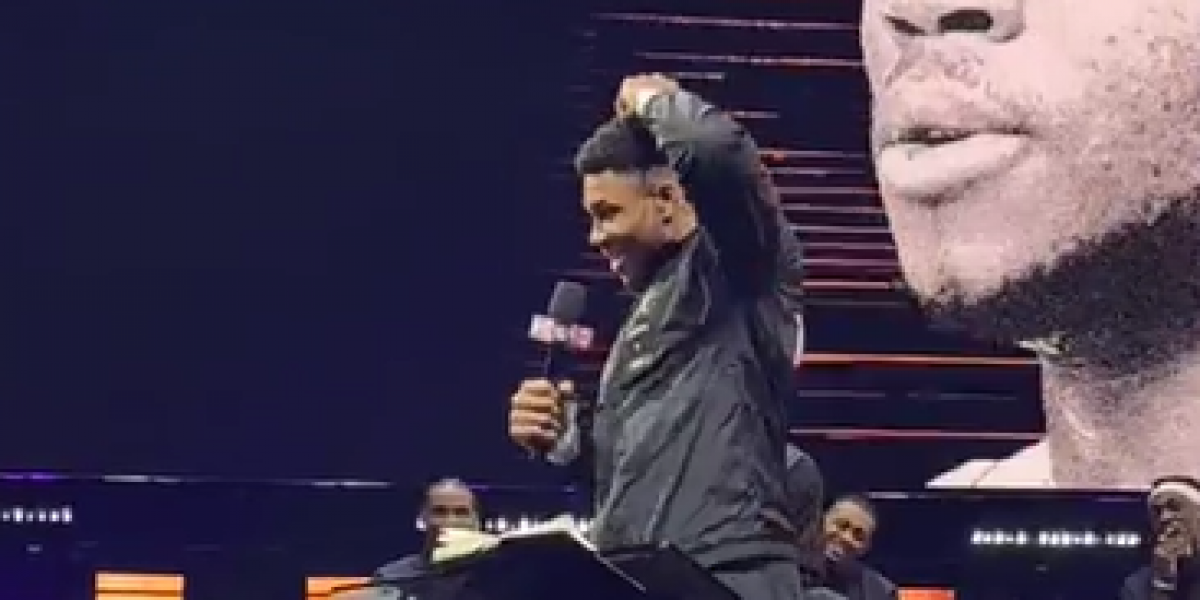 "Tierra trágame": el error viral de Antetokounmpo que sonrojó al griego