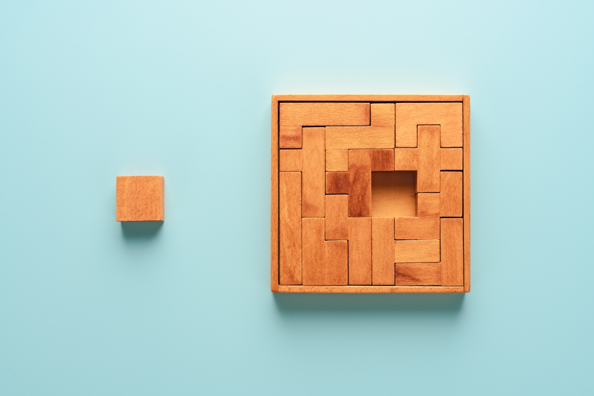 ¿Cuál es la diferencia entre las diapositivas de soluciones y productos en el pitch deck de una startup?