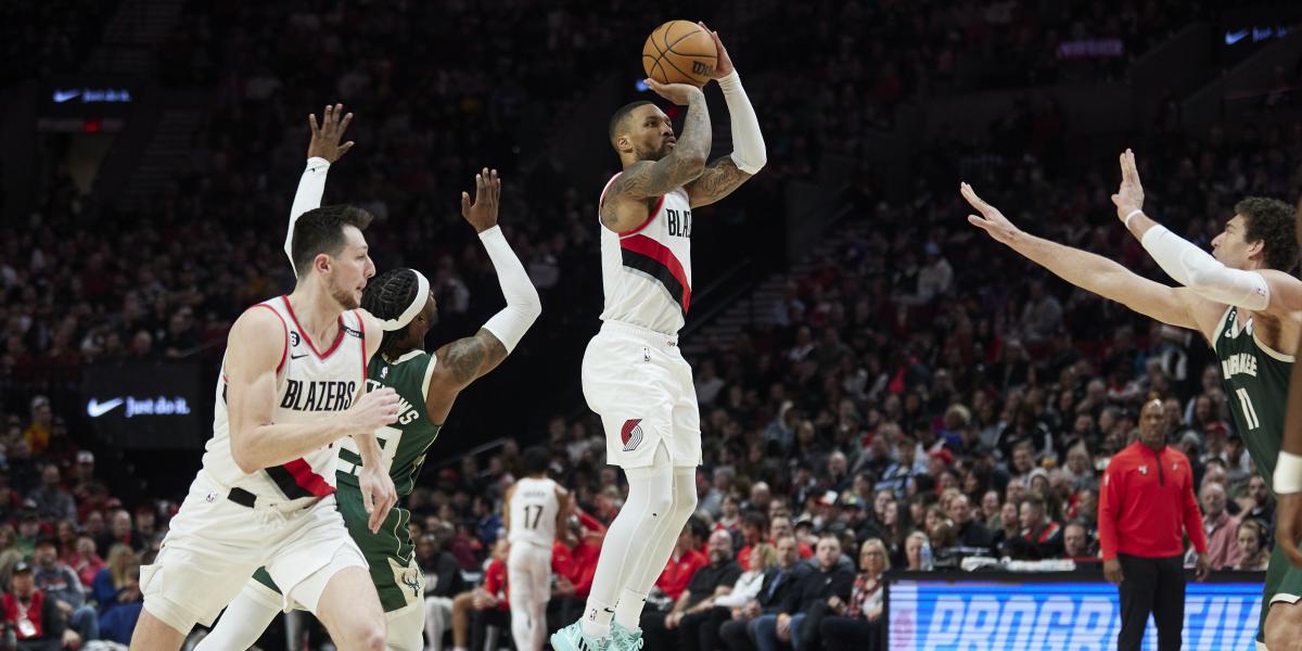 ¿En qué queda el baloncesto? Lillard mete triples como tiros libres desde medio campo
