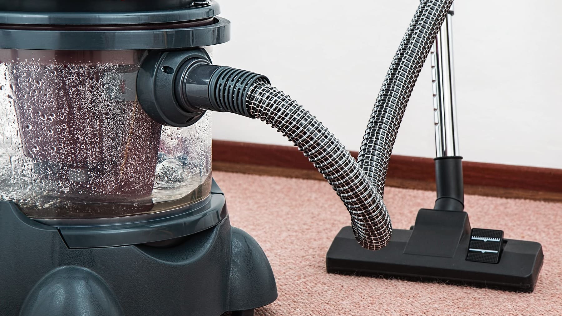 ¿Pasas así el aspirador? Lo estás haciendo mal