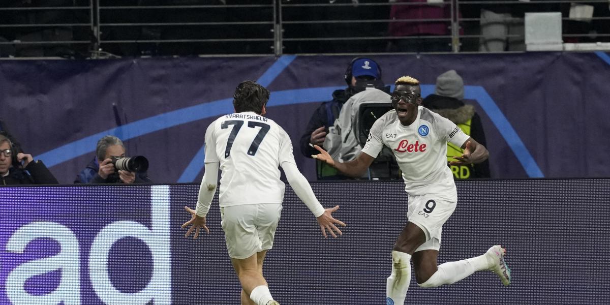 ¿Recuerdan el mágico taconazo de Guti? ¡Kvaratskhelia lo emuló a la perfección!