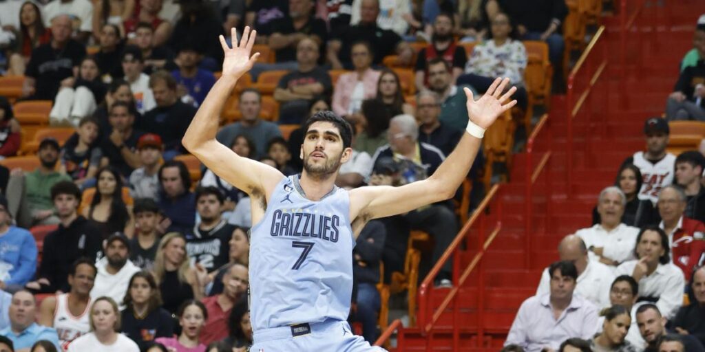 ¡Duele con solo verlo! Tremendo costalazo de Santi Aldama en el Grizzlies-Rockets