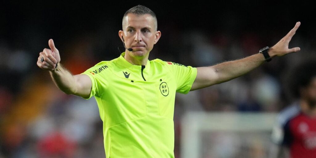 ¡El VAR evita la surrealista expulsión de Herrera! De la que se ha librado el juez de línea...