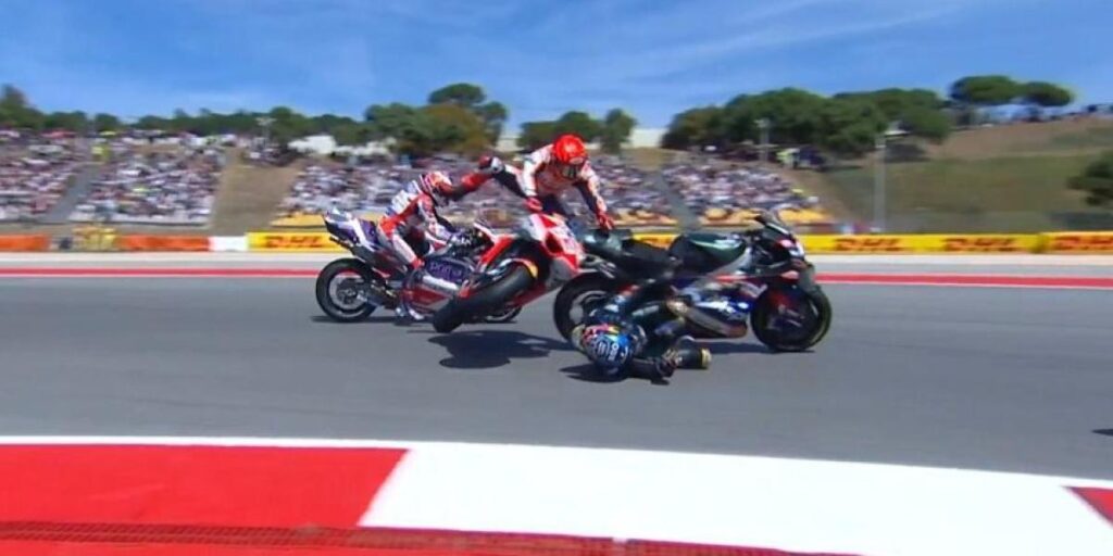 ¡Horroroso accidente entre Marc Márquez y Miguel Oliveira en la carrera de Portimao!