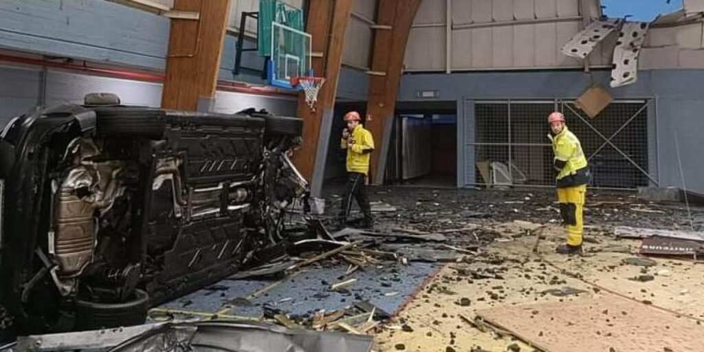 ¡Terrible accidente de un futbolista belga! Sale volando y se estrella contra un polideportivo