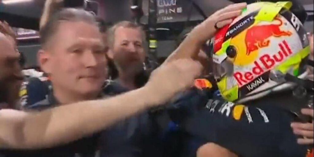 ¡Tierra, trágame! La cara del padre de Verstappen en la celebración de Pérez