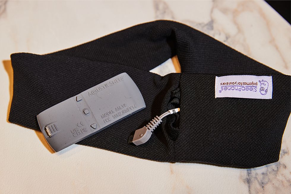 primer plano de los auriculares para dormir que muestra los controles y la textura de los auriculares