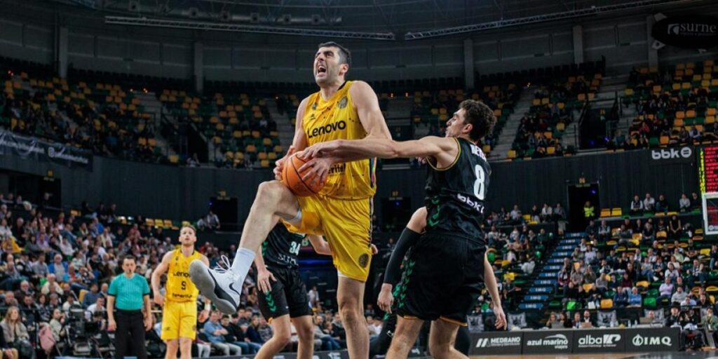 72-74: El Lenovo Tenerife remonta en Miribilla