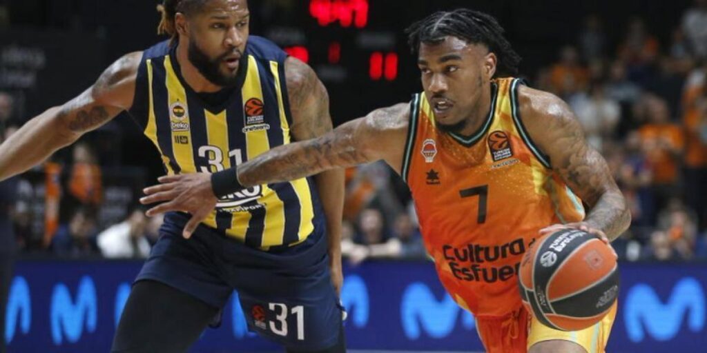 82-80: Webb III mantiene vivo el sueño del Valencia