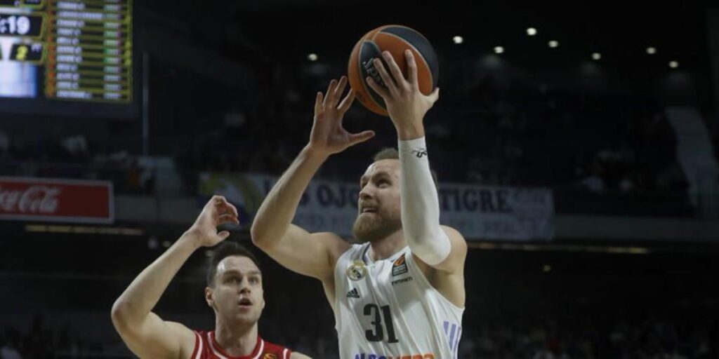 91-87: Musa desnuda al Armani