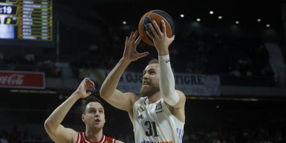 91-87: Musa desnuda al Armani