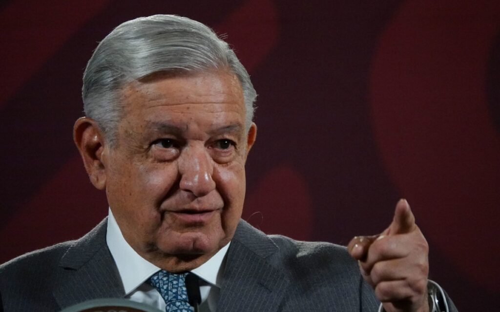 AMLO califica de extremistas a feministas y alude a extrema derecha